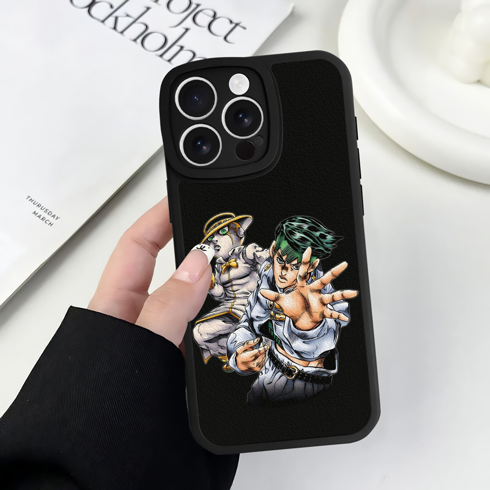 （画像用） ジョジョの奇妙な冒険 岸辺 露伴（きしべ ろはん） JoJo's Bizarre Adventure Rohan Kishibe 【iPhone 16シリーズ対応】シリコンスマホケース（レザー調） 材質：シリコン